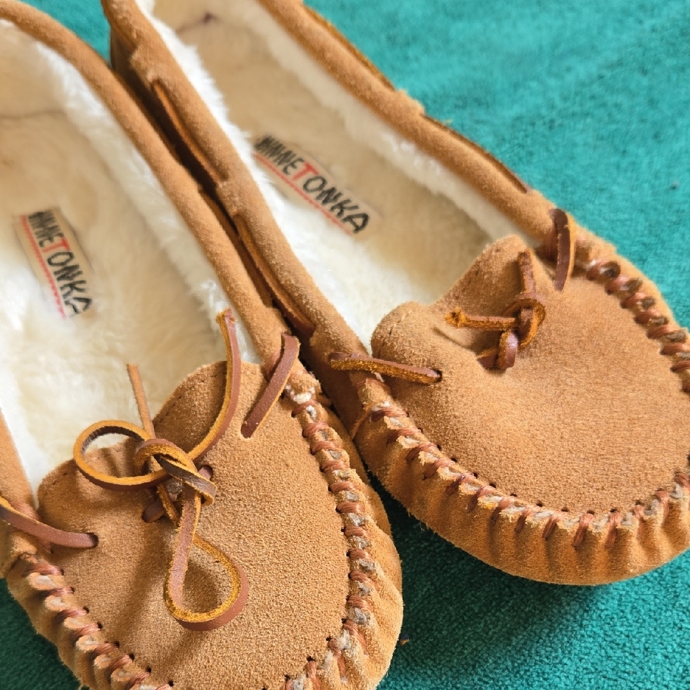 MINNETONKA "Cally" SLIP ON MOCASSINS SZ.6. (BIN 006)